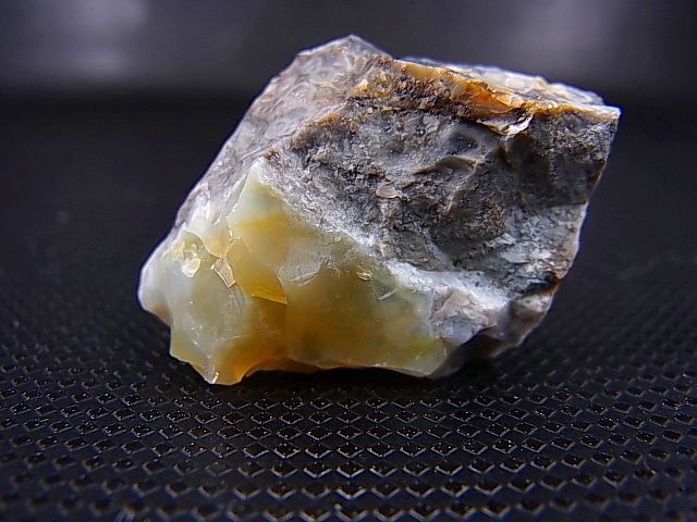 画像: 北海道上藻別産イエローオパール原石 10.9g