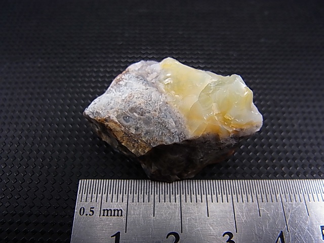 画像: 北海道上藻別産イエローオパール原石 10.9g