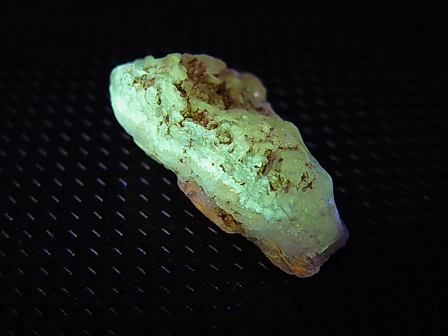 画像: Hokkaidoite北海道然別湖産蛍光オパール原石 1.8g