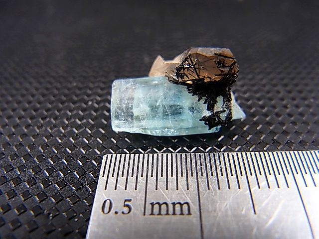画像: ベトナム・タインホア産アクアマリン付き水晶（ブラックトルマリン付き） 1.4g