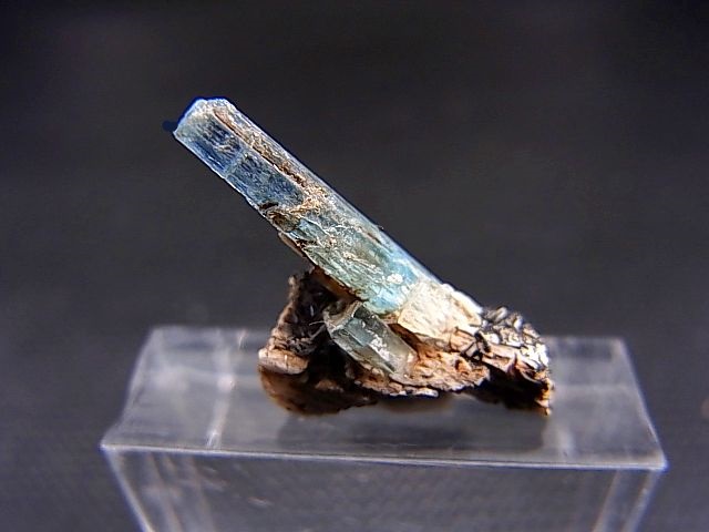 画像: ベトナム・タインホア産アクアマリン柱状結晶原石（長石/ブラックトルマリン付き） 0.9g