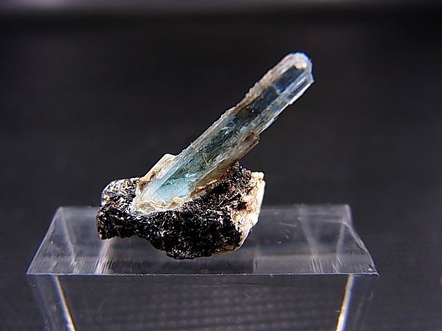 画像: ベトナム・タインホア産アクアマリン柱状結晶原石（長石/ブラックトルマリン付き） 0.9g