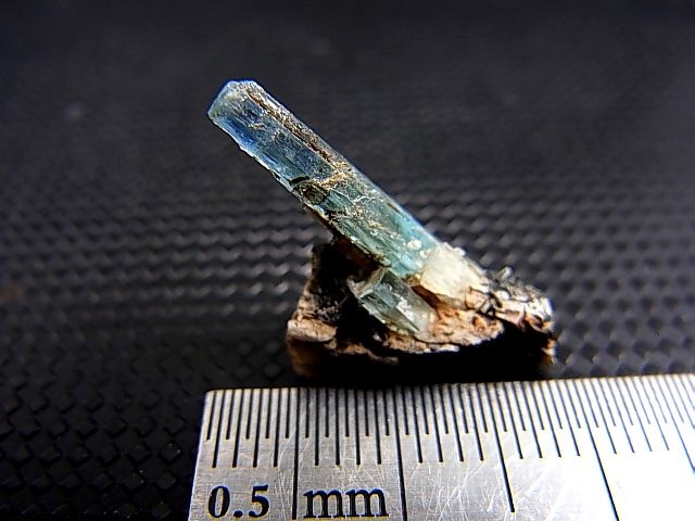 画像: ベトナム・タインホア産アクアマリン柱状結晶原石（長石/ブラックトルマリン付き） 0.9g