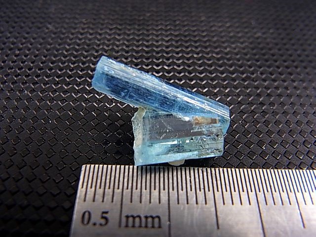 画像: ジェムグレード宝石需要品質：ベトナム産アクアマリン柱状結晶原石（連晶） 6.0カラット