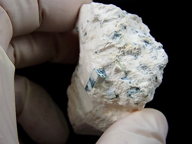 画像: ベトナム・タインホア産宝石品質アクアマリン付きカオリナイト 48.8g