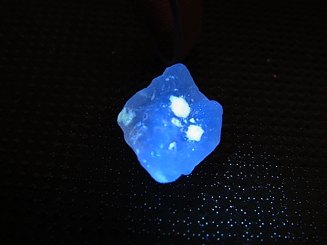 画像: パキスタン・ギルギット産「燐光」フローライト原石 2.5g