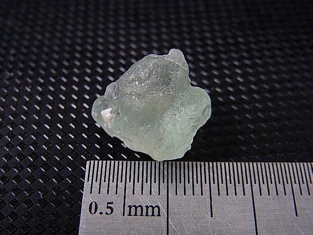 画像: パキスタン・ギルギット産「燐光」フローライト原石 2.5g