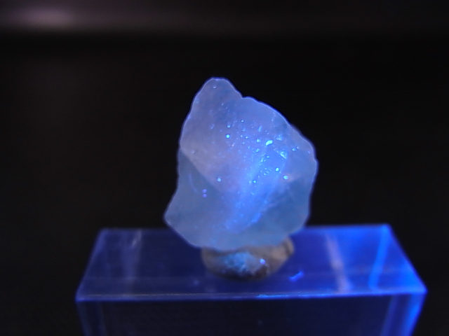 画像: パキスタン・ギルギット産「燐光」フローライト原石 2.0g