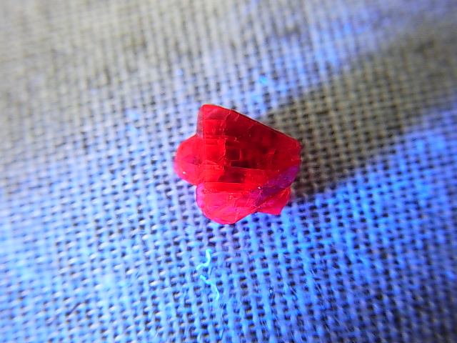 画像: ミャンマー・モゴック産レッドスピネル双晶原石「ダビデの星」 0.9カラット