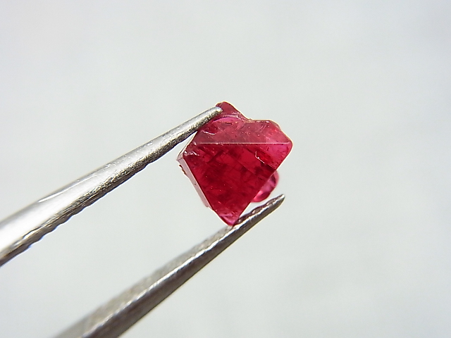 画像: ミャンマー・モゴック産レッドスピネル双晶原石「ダビデの星」 0.9カラット