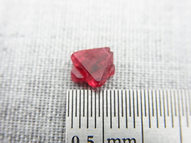画像: ミャンマー・モゴック産レッドスピネル双晶原石「ダビデの星」 0.9カラット
