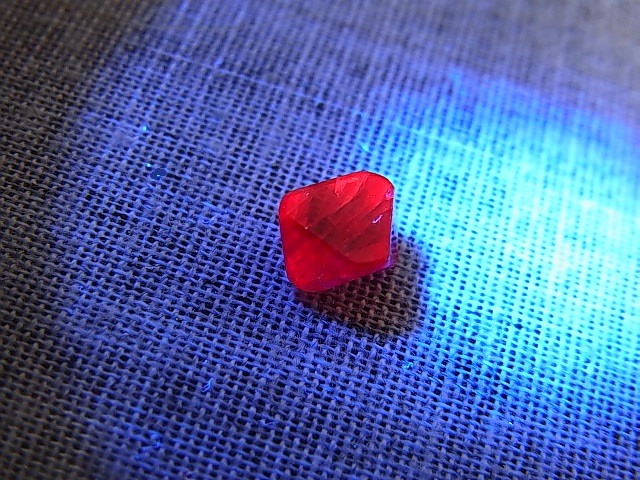 画像: ミャンマー・モゴック産宝石質レッドスピネル結晶（八面体） 1.5カラット