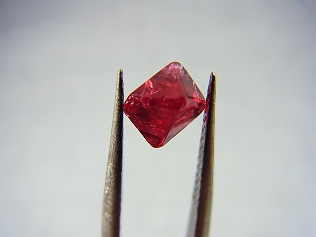 画像: ミャンマー・モゴック産宝石質レッドスピネル結晶（八面体） 1.5カラット