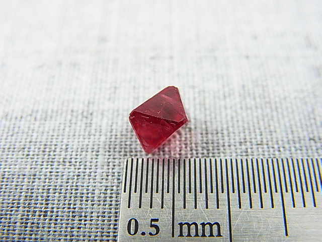 画像: ミャンマー・モゴック産宝石質レッドスピネル結晶（八面体） 1.5カラット