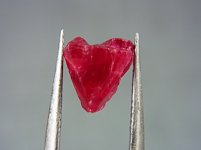 画像: ミャンマー・モゴック産宝石質レッドスピネル結晶（双晶） 3.3カラット