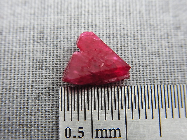 画像: ミャンマー・モゴック産宝石質レッドスピネル結晶（双晶） 3.3カラット