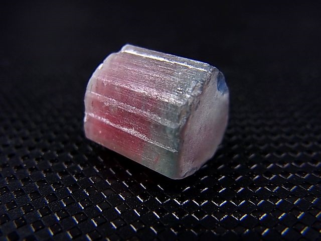 画像: アフガニスタン産バイカラートルマリン柱状結晶（ピンク/ブルーグリーン） 14.6カラット