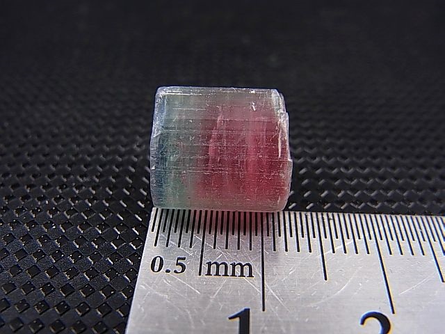 画像: アフガニスタン産バイカラートルマリン柱状結晶（ピンク/ブルーグリーン） 14.6カラット