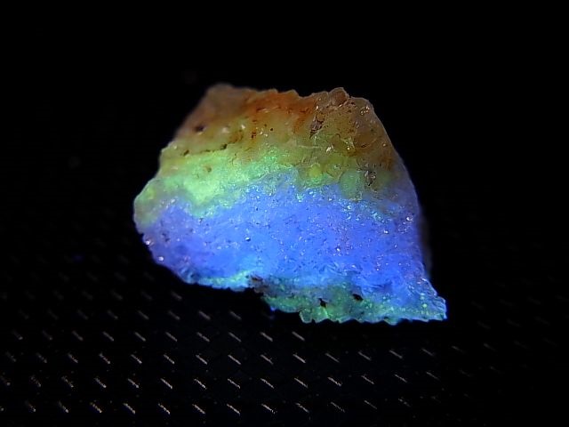 画像: Hokkaidoite北海道然別湖産蛍光オパール原石 2.1g