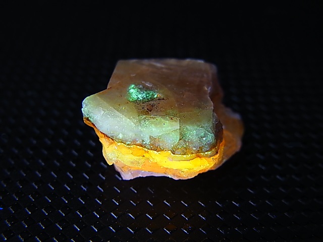 画像: Hokkaidoite北海道然別湖産蛍光オパール原石 2.1g