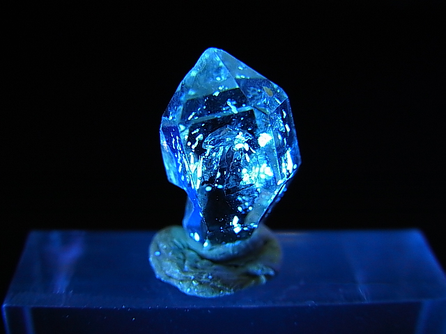 画像: パキスタン・クエッタ産蛍光オイル入りＤＴ水晶 0.9g