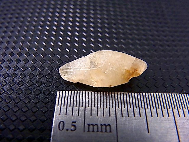 画像: ミャンマー・モゴック産ホワイトサファイア原石（犬牙型ＤＴ） 5.1カラット