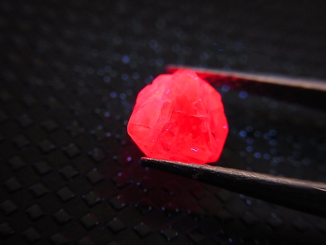 画像: ミャンマー・モゴック産宝石質レッドスピネル結晶（双晶） 1.8カラット