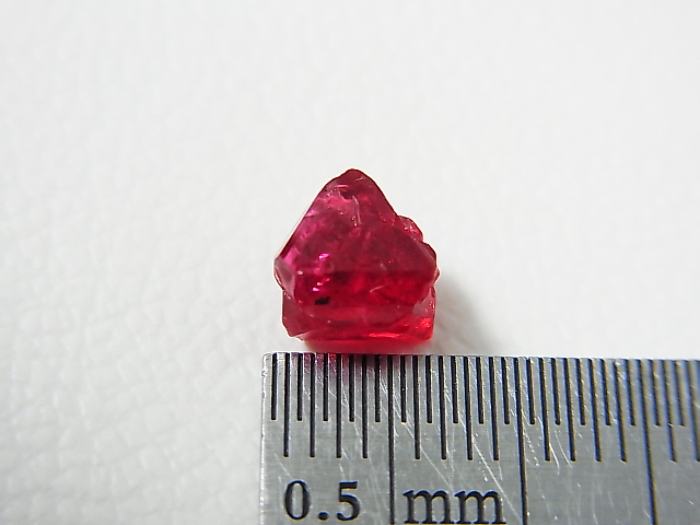 画像: ミャンマー・モゴック産宝石質レッドスピネル結晶（双晶） 1.8カラット