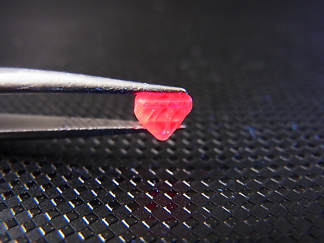 画像: ミャンマー・モゴック産宝石質レッドスピネル結晶（双晶） 0.6カラット