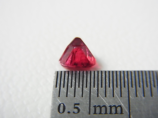 画像: ミャンマー・モゴック産宝石質レッドスピネル結晶（双晶） 0.6カラット