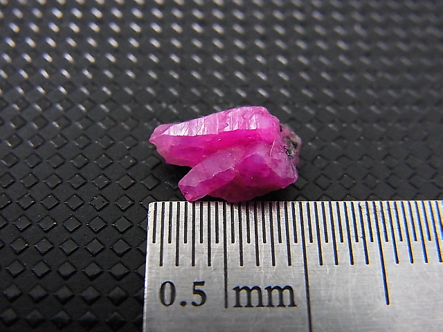 画像: ベトナムLuc Yen産シルキーサファイア原石（犬牙型/連晶） 2.5カラット