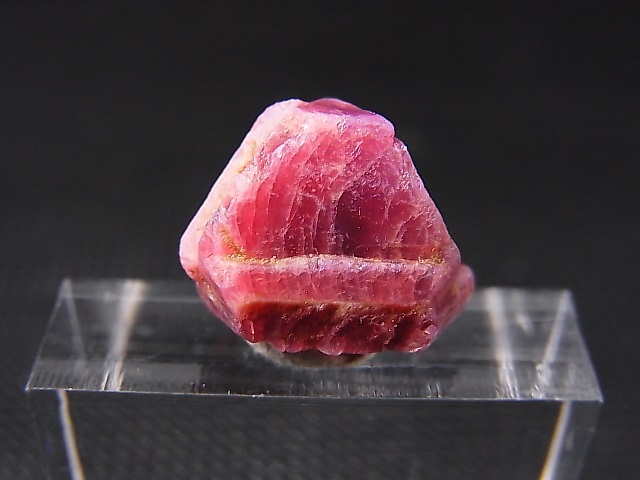 画像: ベトナムLuc Yen産ルビー結晶原石（△成長丘付き） 14.5カラット