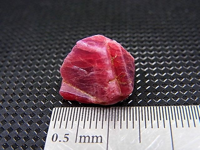 画像: ベトナムLuc Yen産ルビー結晶原石（△成長丘付き） 14.5カラット