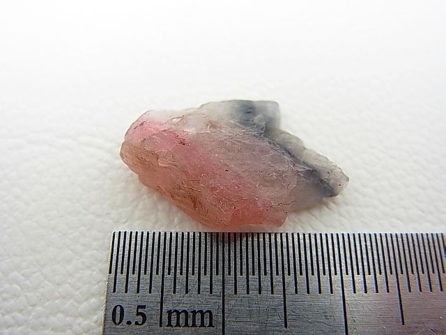 画像: ベトナムMinh Tien産多色トルマリン（ピンク/カラーレス/ブラック）結晶原石 7.7カラット