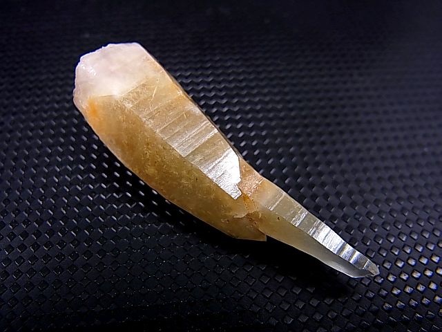 画像: 山梨県水晶峠産トレモライト入り水晶ポイント（曲がり水晶） 6.6g