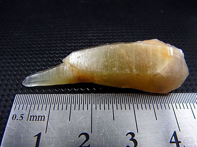 画像: 山梨県水晶峠産トレモライト入り水晶ポイント（曲がり水晶） 6.6g