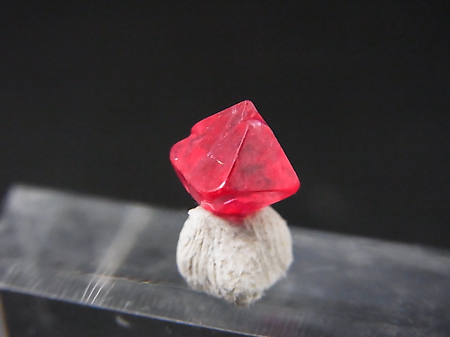 画像: ミャンマー・モゴック産宝石質レッドスピネル結晶（双晶） 1.3カラット