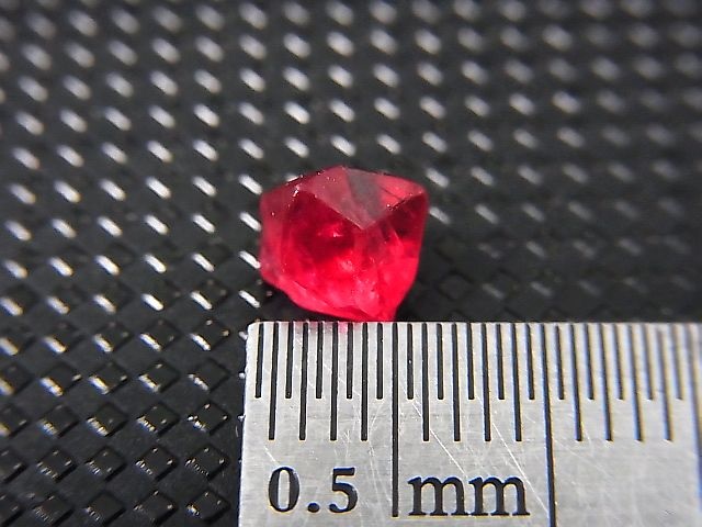 画像: ミャンマー・モゴック産宝石質レッドスピネル結晶（双晶） 1.3カラット