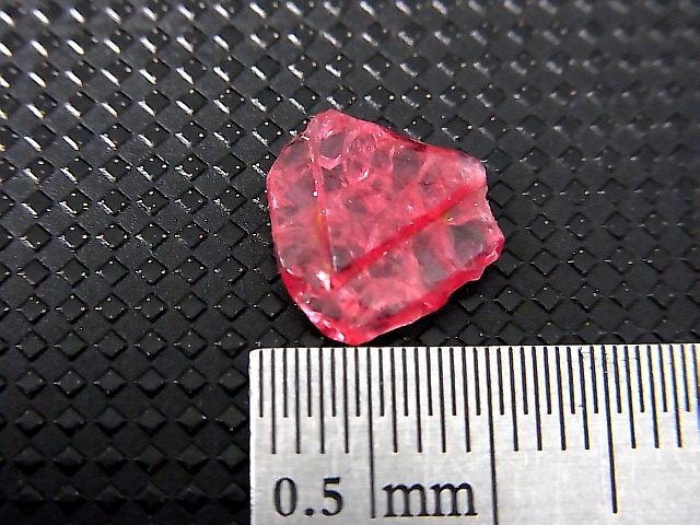 画像: ベトナムLuc Yen産レッドスピネル結晶（△成長丘付き/双晶） 2.5カラット