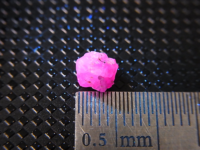 画像: ベトナムLuc Yen産コバルトスピネル原石結晶（蛍光/カラーチェンジ） 0.8カラット