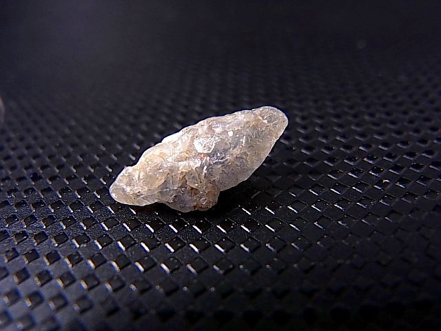 画像1: ミャンマー・モゴック産ホワイトサファイア原石（犬牙型ＤＴ） 2.9カラット