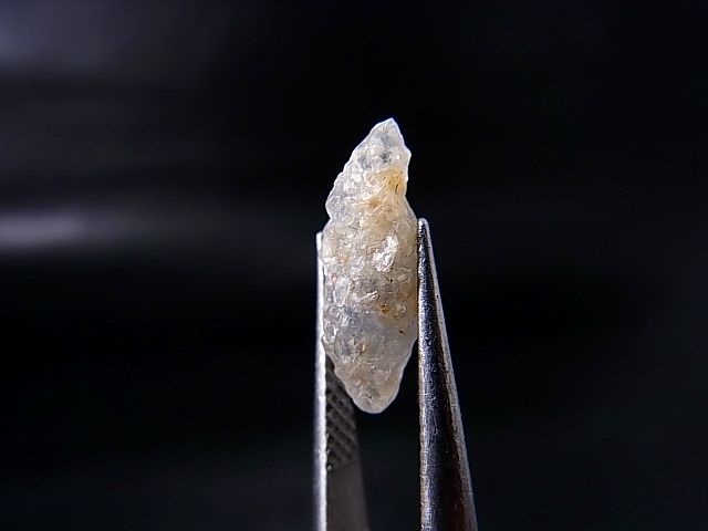 画像: ミャンマー・モゴック産ホワイトサファイア原石（犬牙型ＤＴ） 2.9カラット