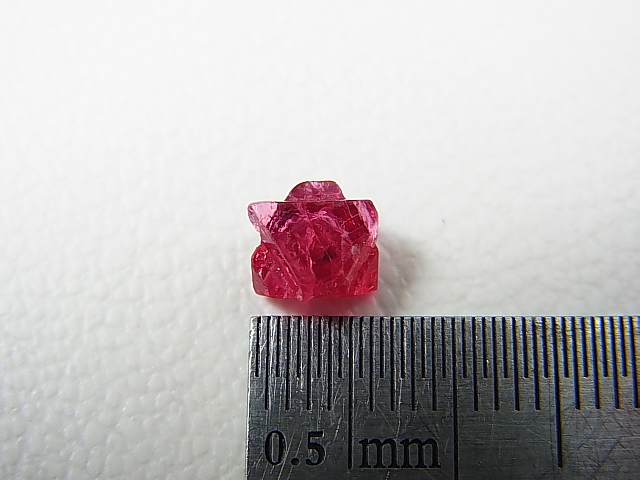 画像: ミャンマー・モゴック産レッドスピネル双晶原石「ダビデの星」 1.4カラット