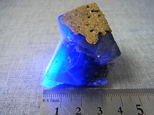 画像: ナイジェリア産強蛍光フローライト原石 58.4g