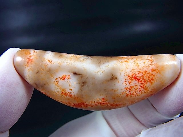 画像2: ヴィンテージ：「弓形(牛角)赤七眼」西蔵（チベット）天珠 約53.5×20×11.5mm