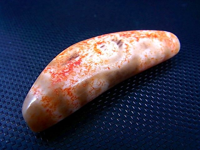 画像: ヴィンテージ：「弓形(牛角)赤七眼」西蔵（チベット）天珠 約53.5×20×11.5mm