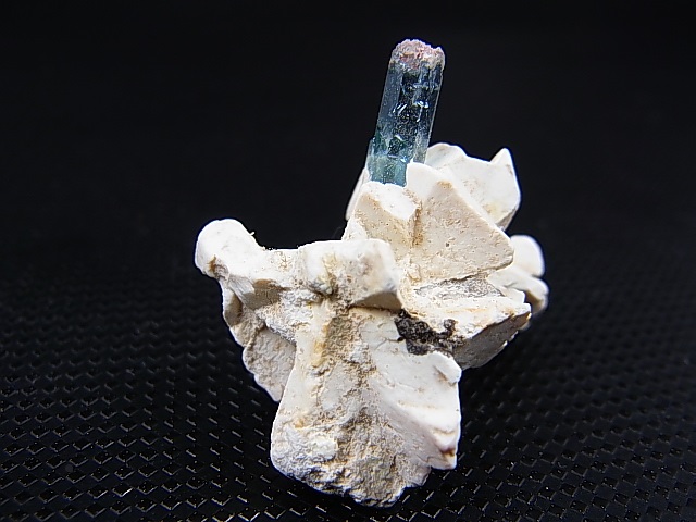 画像: ベトナム・タインホア産宝石品質アクアマリン付きカオリナイト 6.4g