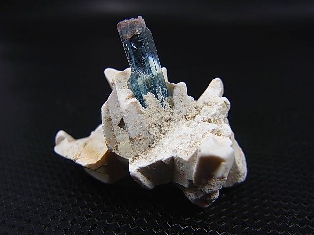 画像: ベトナム・タインホア産宝石品質アクアマリン付きカオリナイト 6.4g