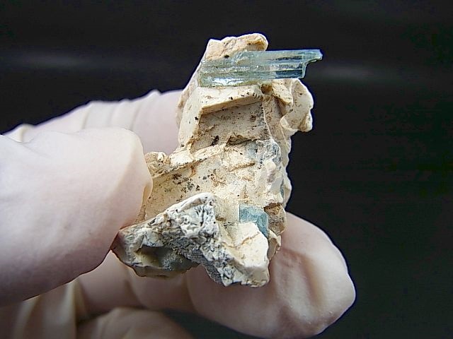 画像: ベトナム・タインホア産宝石品質アクアマリン付きカオリナイト 8.1g