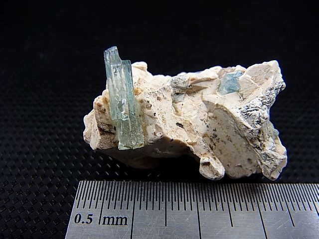 画像: ベトナム・タインホア産宝石品質アクアマリン付きカオリナイト 8.1g